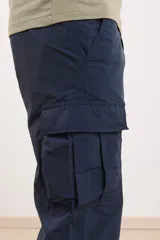 Pantalón de hombre color azul oscuro, estilo cargo, con bolsillos laterales y corte recto.