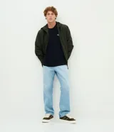 Pantalón de jean con corte recto y tiro medio, confeccionado en denim de algodón. Presenta un diseño clásico de cinco bolsillos con cierre frontal de botón y cremallera.