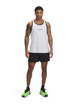 Musculosa deportiva Under Armour Project Rock Iso-Chill, de color blanco con ribetes negros en cuello y sisas. Cuenta con tecnología de enfriamiento, protección solar UPF 30, control de olores y panel trasero de malla para mayor ventilación.