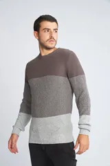 Sweater de punto con diseño color block en tonos azul marino y gris jaspeado. Presenta cuello redondo, mangas largas y un ajuste regular.