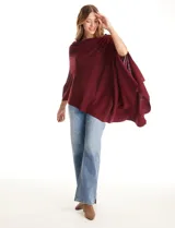 Poncho tejido de punto con diseño asimétrico y cuello redondo, confeccionado en material suave.