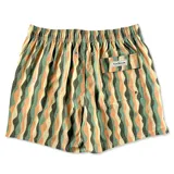 Short de baño con diseño de ondas verticales en tonos naranja, verde y beige. Cuenta con cintura elástica, dos bolsillos laterales y un bolsillo trasero con cierre.