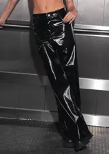 Pantalón negro de charol con tiro medio alto, botón metálico níquel, badana de RENÉE en cintura y bolsillos traseros.