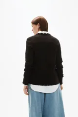 Sweater de tejido de punto color negro, con cuello en V y diseño holgado de manga larga.