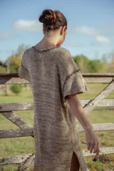 Vestido corto tejido en lurex dorado, con escote en V y mangas cortas.