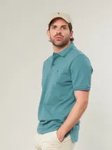 Polo de piqué color verde agua con cuello clásico y tapeta de dos botones.