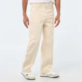 Pantalón de jean con corte recto y ajuste regular, diseño clásico de cinco bolsillos, cierre frontal con botón y cremallera.