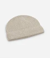 Gorro tipo beanie de punto acanalado en color beige, con borde doblado y diseño minimalista.
