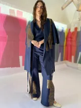 Blazer/Vestido azul con estampado en cobre laminado, solapa smoking y lazos a la altura de la cintura.