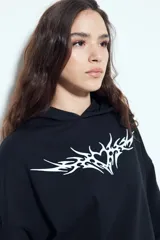 Canguro negro de silueta relajada con capucha, bolsillo canguro y estampados gráficos blancos en el pecho y las mangas.