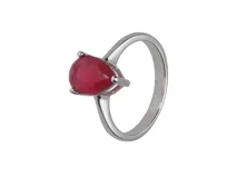 Anillo plateado con piedra roja en forma de lágrima.