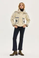 Bota tipo chelsea de cuero marrón con paneles laterales elásticos, taco cuadrado y punta cuadrada.