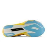 Championes de running New Balance FuelCell SC Elite v6, color amarillo con detalles en azul y placa de fibra de carbono para mayor propulsión.