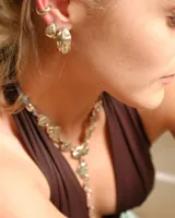 Collar largo de diseño artesanal compuesto por piezas irregulares de alpaca maciza unidas por eslabones, montado sobre un cordón de algodón natural con sistema de nudo corredizo ajustable.