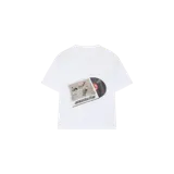 Remera blanca oversize de manga corta, con estampa frontal que simula un disco de vinilo saliendo de su portada con la inscripción "emestudios".