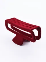 Pinza para el pelo de diseño rectangular con acabado aterciopelado en color marrón.