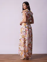 Vestido largo estampado de flores, marca Donna Ricco. Escote en V cruzado, mangas cortas con volados y lazo de ajuste en la cintura.