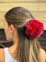 Pinza para el pelo con flores rojas de tela.