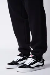 Pantalón de jogging negro de friza de algodón, con cintura y puños elastizados y calce oversize.