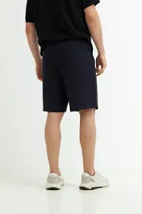 Short azul marino de algodón y elastano, con cintura elástica ajustable con cordón.