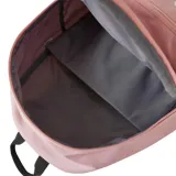 Mochila rosa de poliéster con logo de New Balance estampado en blanco en el bolsillo inferior. Tiene un compartimento principal con cierre, un bolsillo frontal con cierre y correas acolchadas ajustables.