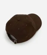 Gorra de sarga con visera curva y cierre posterior ajustable con hebilla metálica.