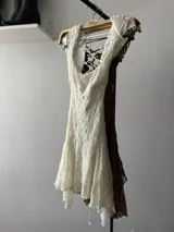 Vestido corto color marrón de encaje con escote cuadrado y mangas cortas.