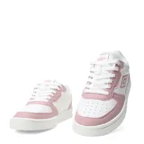 Championes urbanos Umbro modelo Milo, con diseño bicolor en blanco y rosado. Presentan una silueta clásica con perforaciones en la puntera para mayor ventilación y el logo de la marca aplicado en el lateral.