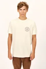 Remera Billabong de manga corta color crudo, con cuello redondo y pequeño estampado circular en el pecho.