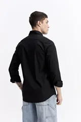 Camisa clásica lisa de manga larga color negro, con cartera abotonada, logo bordado en el pecho y fit slim.