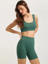 Calza biker de tiro alto, confeccionada en tejido acanalado sin costuras, color verde esmeralda.