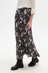 Falda larga de corte recto y caída fluida, con estampado animal print en tonos marrones y blancos.