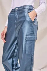 Pantalón cargo azul metalizado de corte wide leg y tiro medio, con bolsillos laterales y cierre frontal con botón y cremallera.