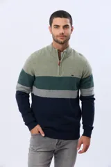 Buzo tejido de punto con diseño de rayas horizontales en tonos verde, gris y azul. Presenta cuello alto con cierre frontal parcial y detalle en material tipo gamuza en la solapa del cierre.