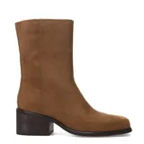 Bota de caña media con punta cuadrada y taco ancho, confeccionada en material textil con acabado aterciopelado. Presenta un diseño minimalista y elegante con suela de goma.