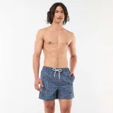 Short de baño azul con estampado de pequeños cangrejos rojos y trazos blancos, con cordón ajustable en la cintura.