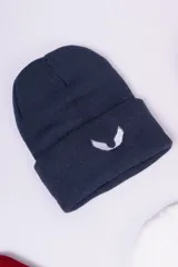 Gorro tipo beanie de punto color marrón, con diseño acanalado y logo bordado en color blanco en la parte frontal.