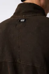 Buzo de frisa con efecto de lavado snow, corte oversize, cuello alto con medio cierre frontal y bordado al tono en el pecho. Cuenta con bolsillos laterales.