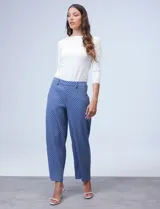 Pantalón de pierna amplia marca Zac & Rachel, confeccionado en tejido elastizado azul con estampado floral. Presenta bolsillos inclinados en la parte delantera, bolsillos simulados en la parte trasera, pretina con pasadores y botones.