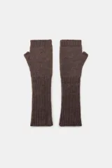 Mitones largos de punto en color marrón oscuro, con diseño acanalado y abertura para el pulgar.