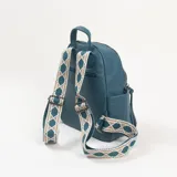 Mochila de cuero sintético con textura granulada en color turquesa. Presenta un compartimento principal con cierre, un bolsillo frontal con cierre y bolsillos laterales abiertos. Incluye asa superior y correas ajustables.