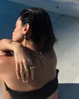 Brazalete abierto de bronce con forma de rama.