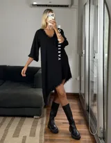 Vestido corto color bordó, con escote en V y detalles de encaje en el cuello y el dobladillo asimétrico. Tiene mangas tres cuartos y un corte holgado.