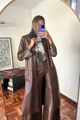 Tapado largo de cuero color chocolate con cuello desmontable negro y detalles peltre en las mangas.