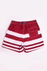 Short de baño azul con franjas horizontales en celeste y azul claro. Cuenta con cintura elástica ajustable con cordón, dos bolsillos laterales y uno trasero.