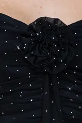 Vestido corto strapless negro con diseño drapeado y detalles de rhinestones.