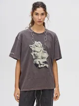 Remerón oversize de algodón, corte cuadrado y básico, color gris oscuro con efecto gastado. Estampa frontal de una figura abstracta o mano en tonos claros y texto en un idioma asiático en la manga.