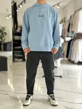 Canguro oversize color beige, con capucha y amplio estampado tipográfico en la espalda.
