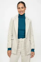 Blazer de pana color crudo, con solapas clásicas, cierre frontal de un botón y bolsillos laterales con solapa.