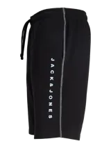 Short jogger de felpa color negro, con cintura elástica con cordón ajustable, costuras decorativas en contraste y el nombre de la marca estampado verticalmente en el lateral.